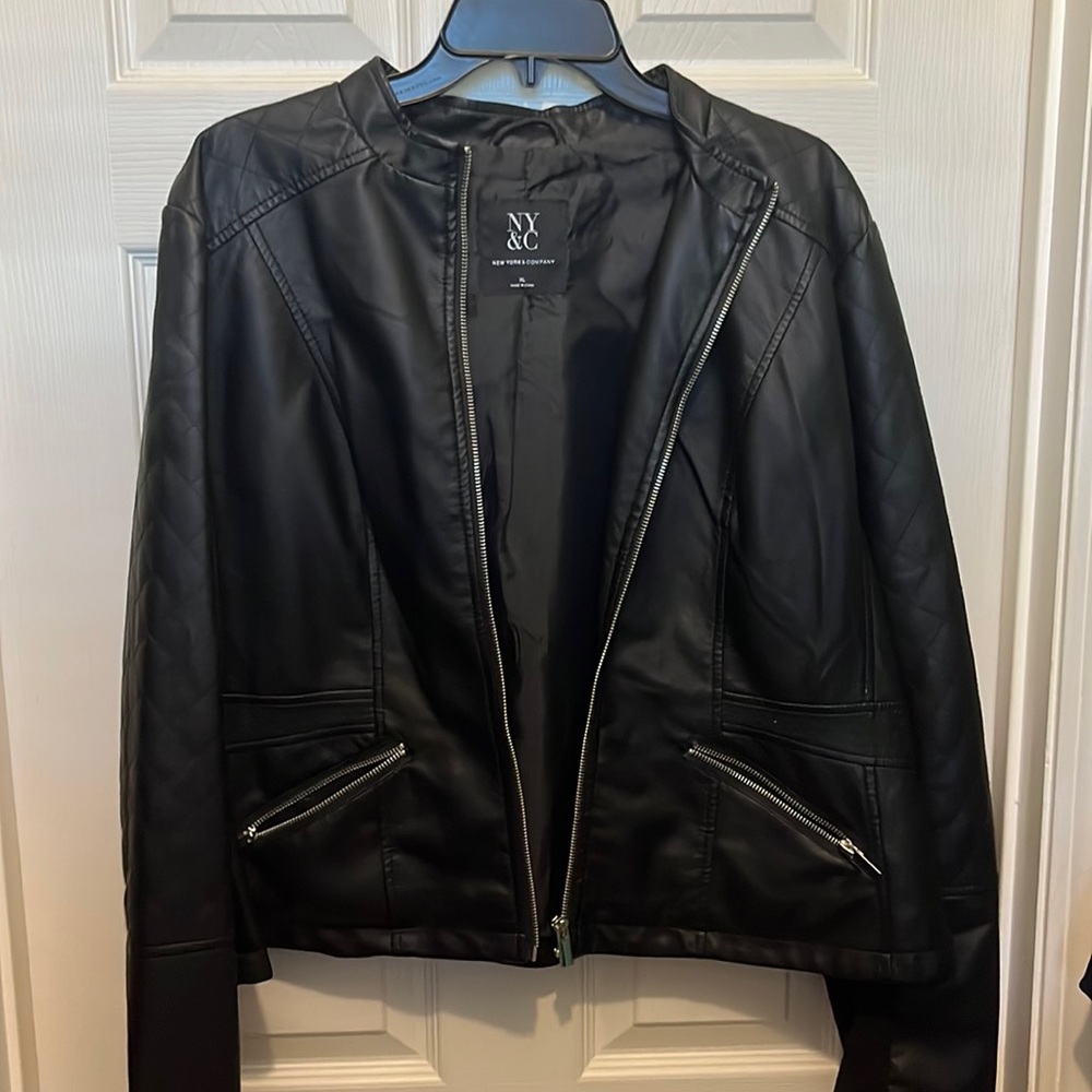 Worn once and in excellent condition!